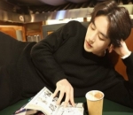 Seo Minwoo Bersantai Baca Komik