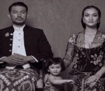 Peringati Hari Kartini, Atiqah Hasiholan Kompak Pakai Baju Tradisional Bareng Suami dan Anak
