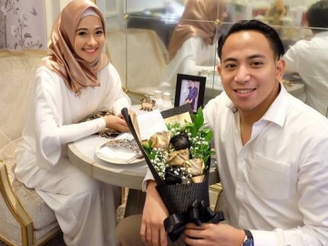 Jarang Disorot Media, Poppy Bunga Baru Saja Dapat Kejutan Romantis dari Suami