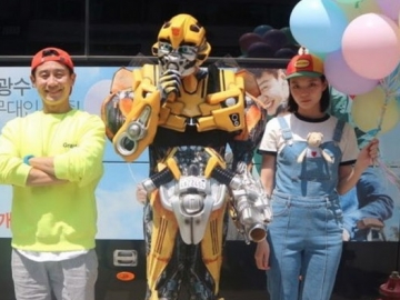 Promosi Film Baru Sembari Rayakan Hari Anak, Lee Kwang Soo Berkeliling Jadi Robot Bumblebee 