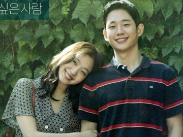 Rilis Poster, Kim Go Eun & Jung Hae In Romantis Hampir Ciuman di Video Film ‘Tune In For Love’