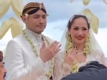BCL dan Tiko Aryawardhana Semringah Pamer Cincin setelah Resmi Menikah