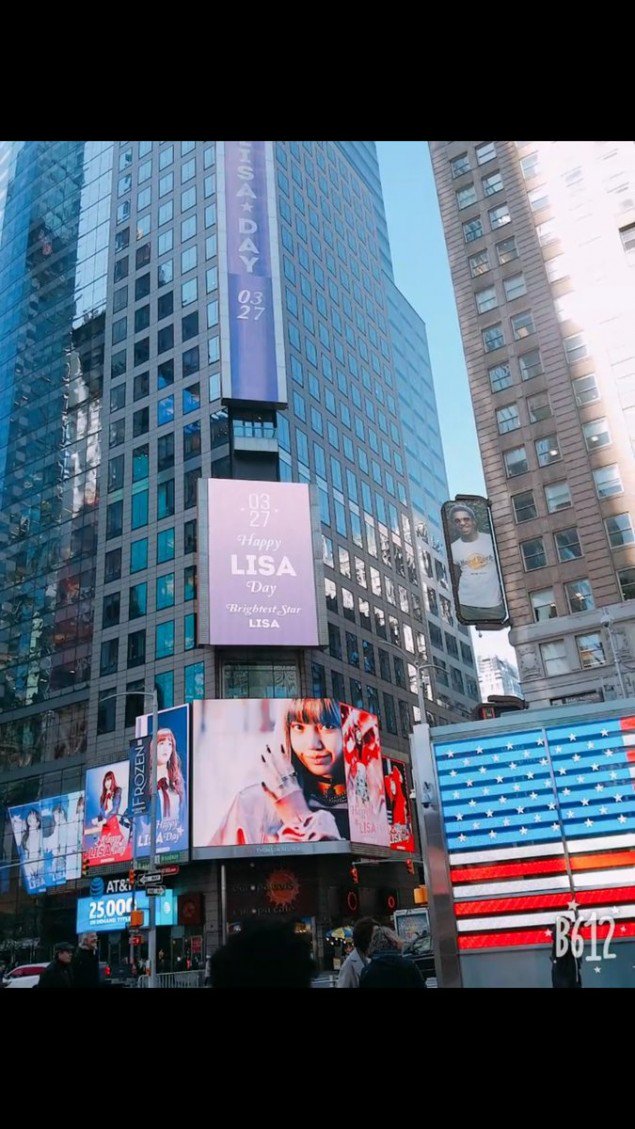 Iklan Ultah di Times Square New York Untuk Lisa Black Pink