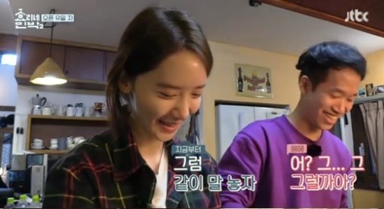 Yoona dan Tamu Sedang Mencuci Piring