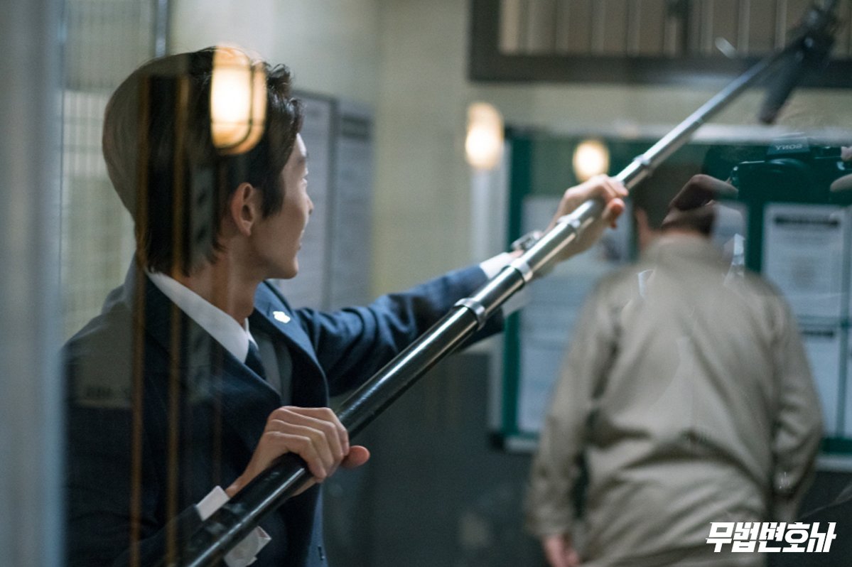 Lee Jun Ki bantu kru di lokasi syuting