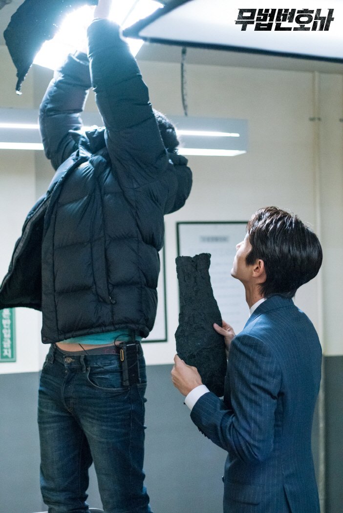 Lee Jun Ki bantu kru di lokasi syuting