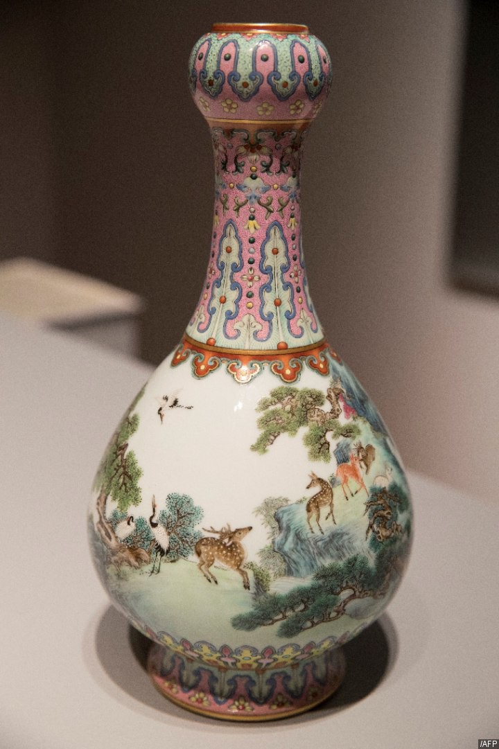 Lama \'Dibuang\' di Loteng, Sebuah Vas dari Abad ke-18 Ini Malah Laku Terjual Rp 264 Miliar