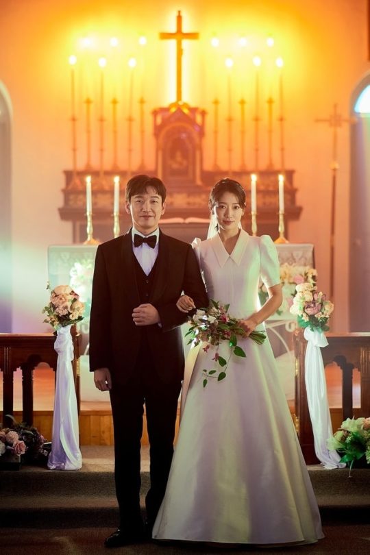Foto Pernikahan Park Shin Hye-Cho Seung Woo di \'Sisyphus: The Myth\' Sukses Timbulkan Kehebohan