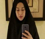 Dian Sastro Mengenakan Hijab Panjang