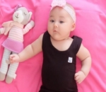 Baby Kayla Lucu dengan Jumpsuit Hitam