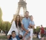  Sissy Priscillia dan Keluarga Berpose di Menara Eiffel