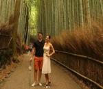 Berpose di Arashiyama Bamboo Forest