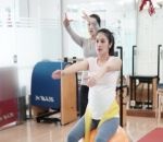 Sandra Dewi Jalani Pilates dengan Instruktur