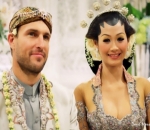 Pernikahan Indah Kalalo Gunakan Adat Jawa
