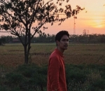 Dimas Beck Berpose Bersama Sunset di Indramayu