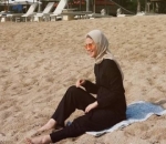  Tantri Namirah Berjemur di Pantai