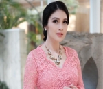 Kebaya Pink Membalut Tubuh Sandra Dewi