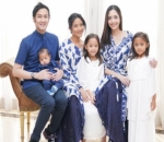 Atasan Bermotif Kupu-Kupu Khas Keluarga Ririn Dwi Ariyanti