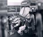 Bis Membawa Kereta Bayi di Depannya