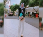 Hijab Motif dengan Busana Polos