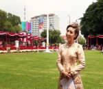 Cita-Cita Terwujud, Ayu Dewi Cantik Kenakan Baju Kurung Hadiri Upacara di Istana Negara