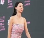 Kim Da Mi Pamerkan Lekuk Tubuh dengan Gaun Merah Jambu