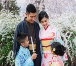 Dian Sastro Harmonis Bersama Keluarga Traveling ke Jepang