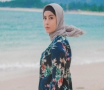 Awkarin Bikin Brand Hijab Meski Tak Berkerudung