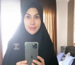 Meski Bermulut 'Pedas', Paras Nikita Mirzani Kenakan Hijab Bikin Adem