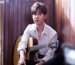 Saking Cintanya dengan Gitar, Kim Jaehwan Punya Belasan Koleksi
