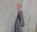 Vebby Palwinta Pilih Hijab dengan Gradasi Warna Lebih Muda dari Baju