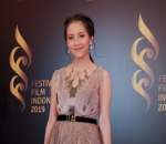 Zara Tampil Cantik dengan Balutan Gaun Cokelat di Acara Penghargaan