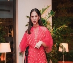 Zara Tampil Berani Sekaligus Imut Dalam Balutan Gaun Warna Merah