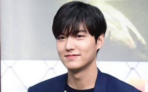 Tampil Santai Pakai Sweter Dan Kacamata Lee Min Ho Bikin