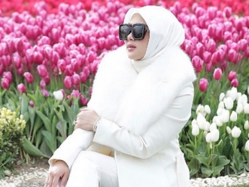 Syahrini Pakai Hijab Lagi, Netizen Berharap Keterusan
