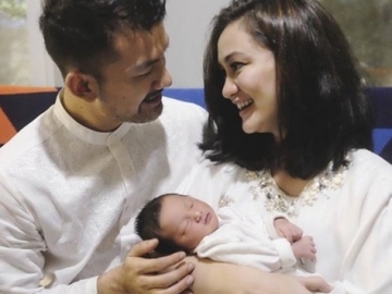 Posting Foto Bayinya Tengkurap, Atiqah Hasiholan Dikritik Netter