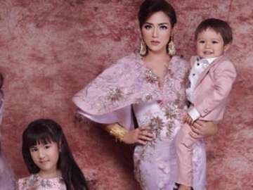 FOTO : 'The Gorgeous Mom', Geng Mama Muda Jessica Iskandar yang Luar Biasa Kece