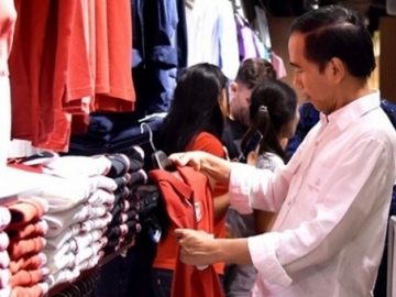Kunjungan ke Bali, Jokowi Bikin Heboh Belanja di Mall dan Sapa Turis di Kuta