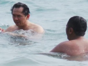 Masih Dipenjara, Publik Dihebohkan Foto Pria Mirip Ahok Asyik Berenang di Pantai