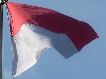 Bendera Tersangkut Saat Upacara, Aksi Sigap Anggota TNI Panjat Tiang Viral 