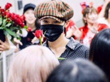 Demi Apa G-Dragon Bagikan Bunga Secara Langsung ke Fans Jepang