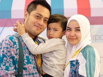 FOTO : Momen Haru Ferry Ardiansyah & Istri Tinggalkan Anak Demi Ibadah Haji