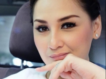 Kerap Unggah Foto Jalan Berdua dengan Suami, Mona Ratuliu Sampaikan Pesan Ini Ke Netizen
