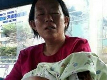 Viral, Ini Fakta Menyedihkan Foto Ibu Menangis Bawa Jenazah Bayinya di Angkot