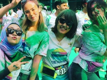 FOTO: Seru-Seruan di The Color Run Indonesia, Pamela Bowie Sukses Lari 5 Km!