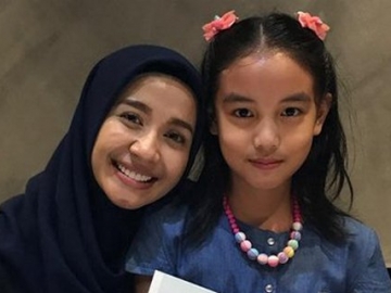 Laudya Cynthia Bella Rapikan Kerudung Anak Tirinya, Netizen: Aku Melihat Cinta