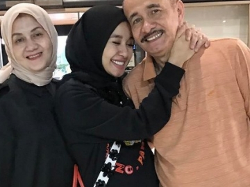 Potret Haru 'Perpisahan' Laudya Cynthia Bella & Keluarga Saat Putuskan Tinggal di Malaysia