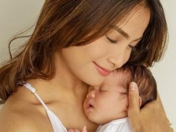 Acha Septriasa Rayakan 1 Bulan Kelahiran, Netter Salah Fokus ke Mata Baby Brie