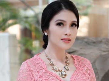 Cantik Paripurna, Potret Anggun Sandra Dewi Kenakan Kebaya Ini Buat Hati Meleleh