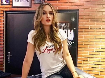 Pose Bareng Model Tampan Ini dengan Balutan Busana Seksi, Cinta Laura Bikin Netter Heboh